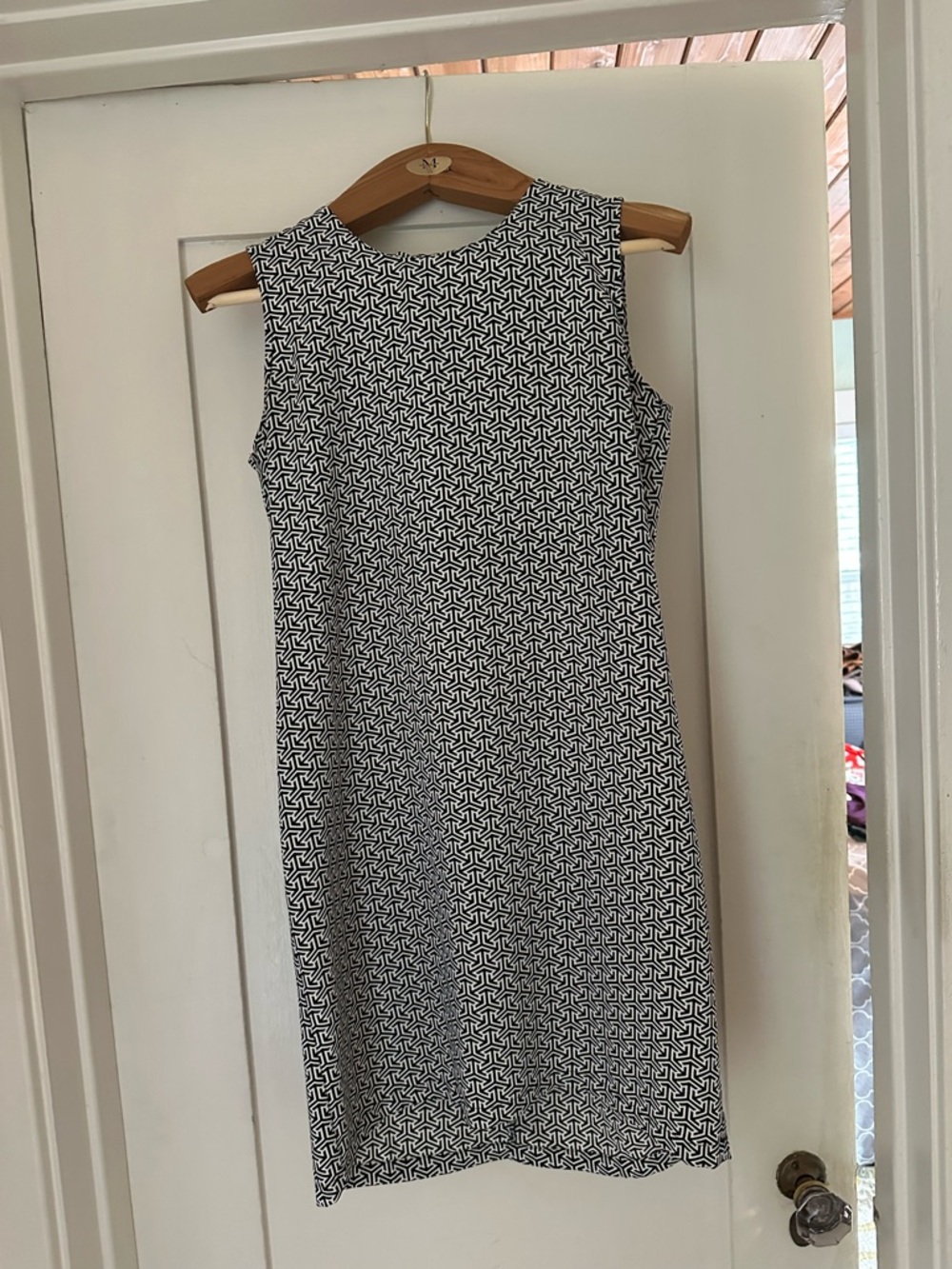 Sleeveless Black & White Geometric Shift Dress / work dress - size 4